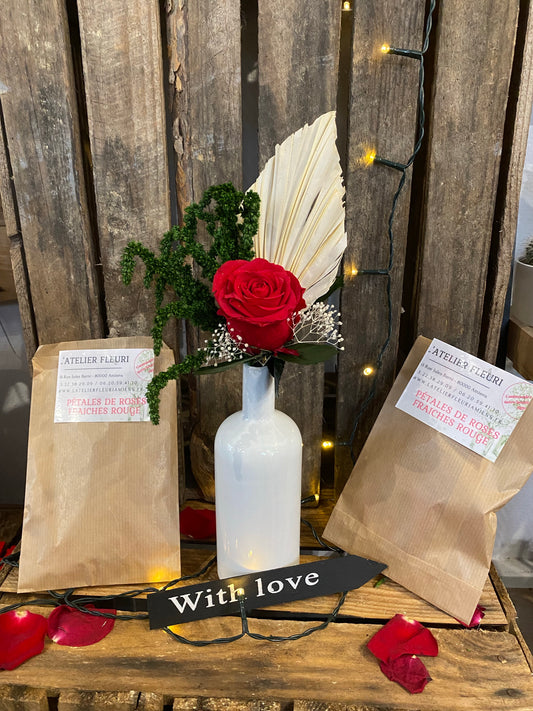 Composition vase rose éternelle Amaranthe et gypsophile stabilisé